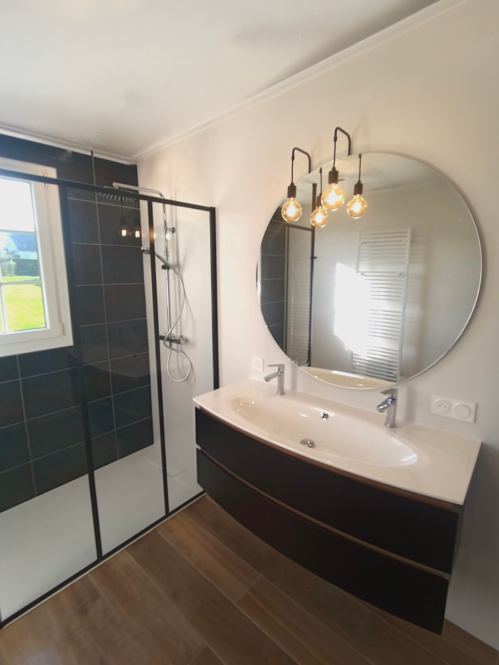 Salle de bain rénovée par Moysan Énergies